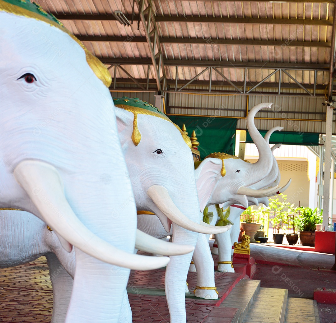 Escultura de elefantes brancos
