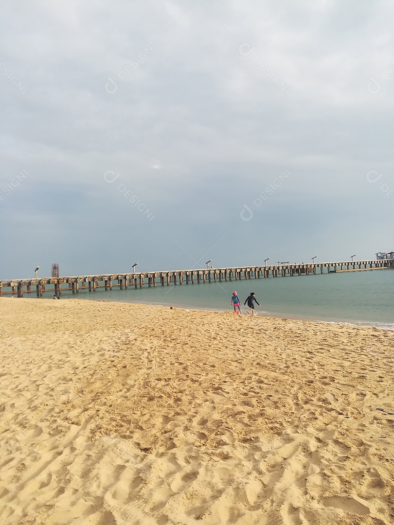Linda praia em dia ensolarado