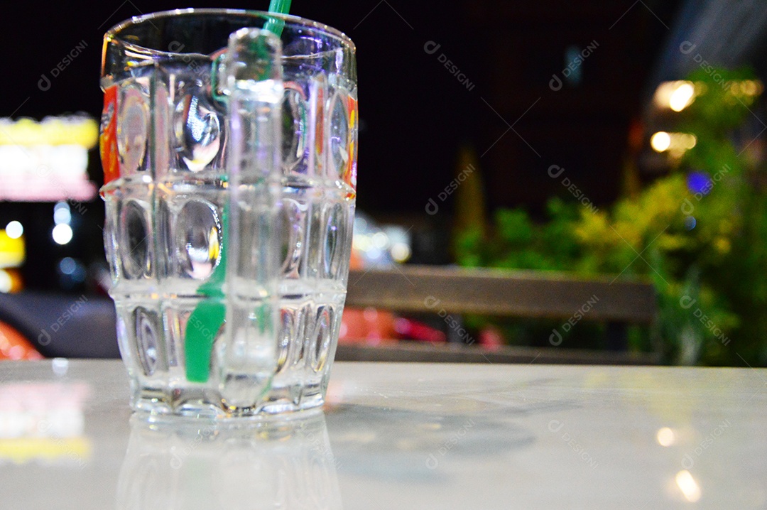 Copo vazio sobre a mesa