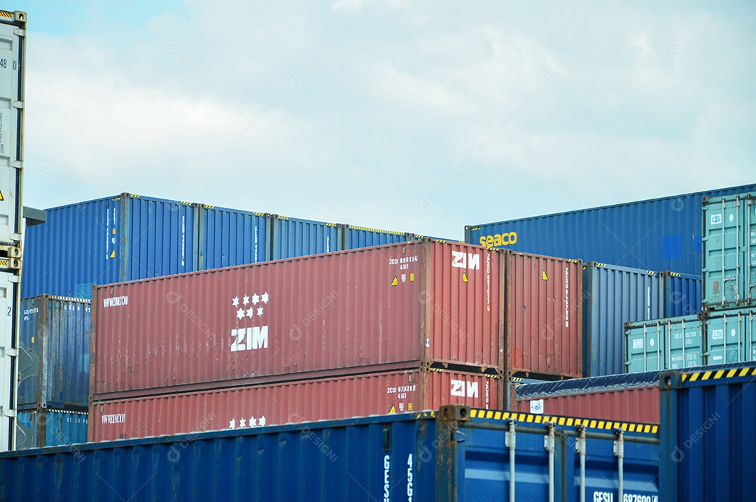 Contêineres coloridos empilhados