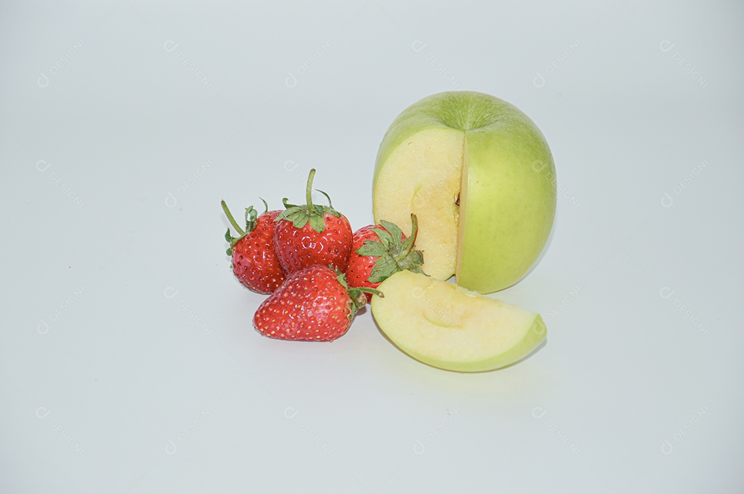 Maça cortada e morangos frescos