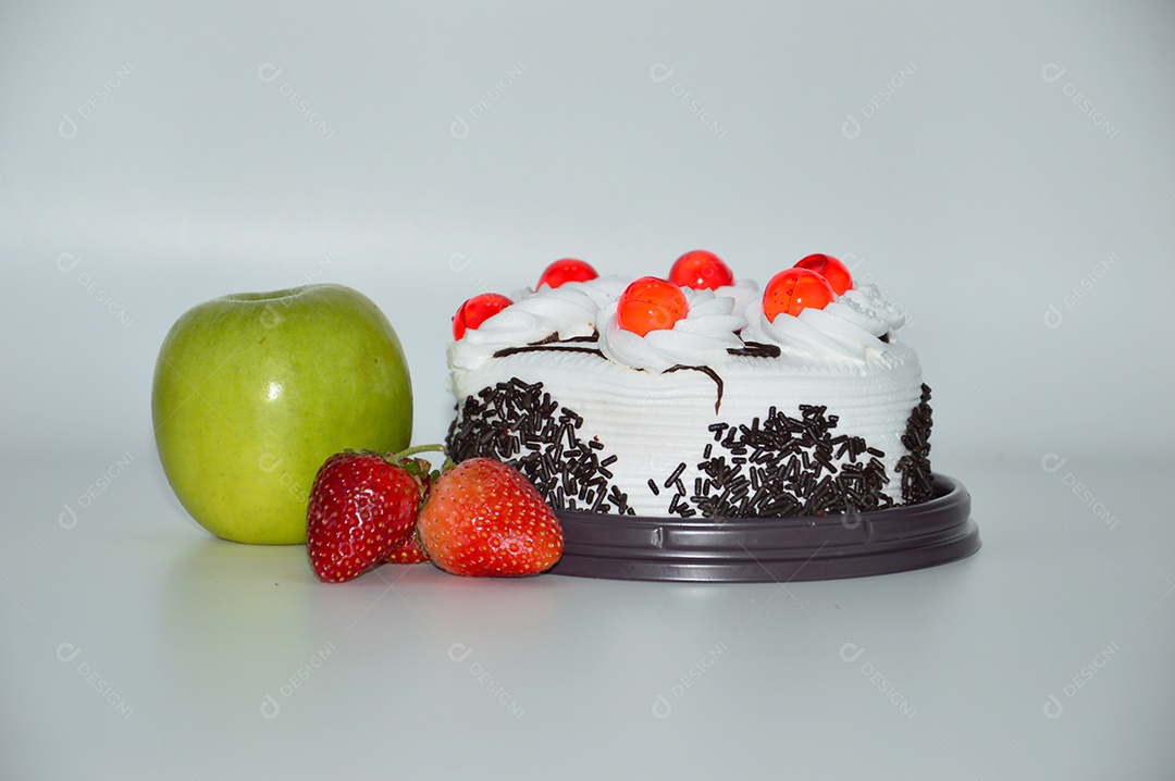 Delicioso bolo de chocolate com morangos