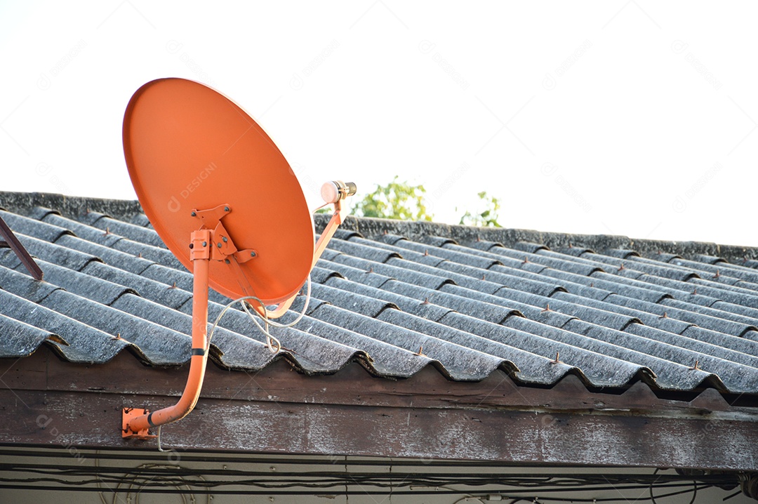 Telhado com antena laranja