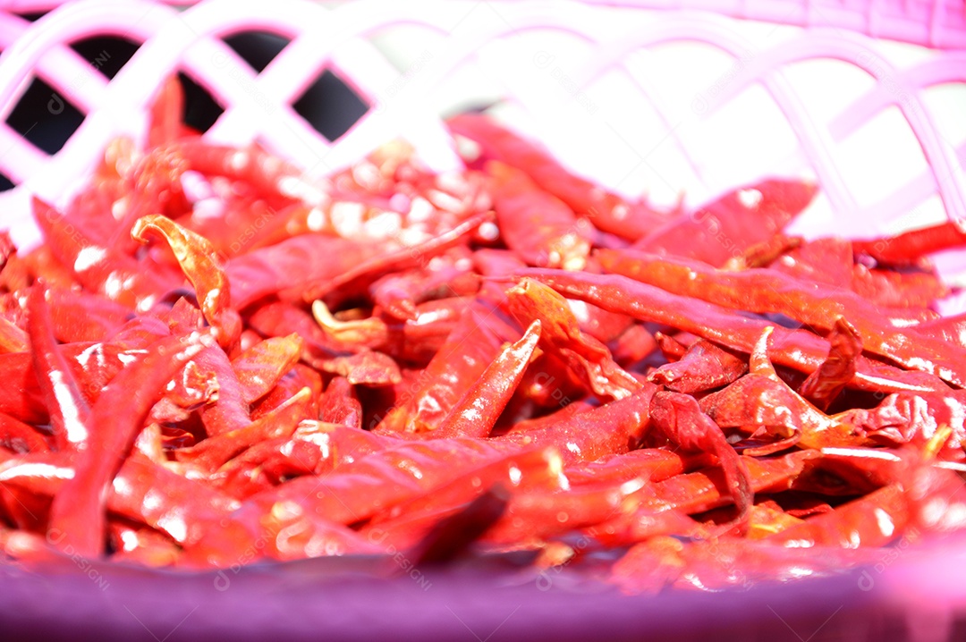 Cesta com pimentas vermelhas