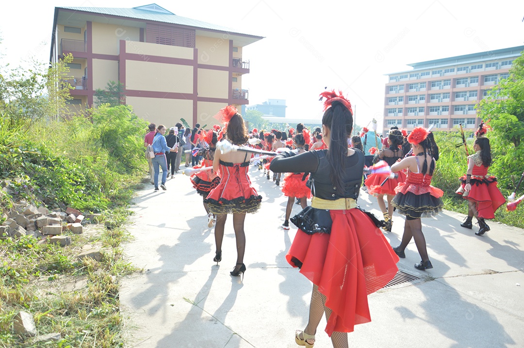 Mulheres asiáticas fantasiadas