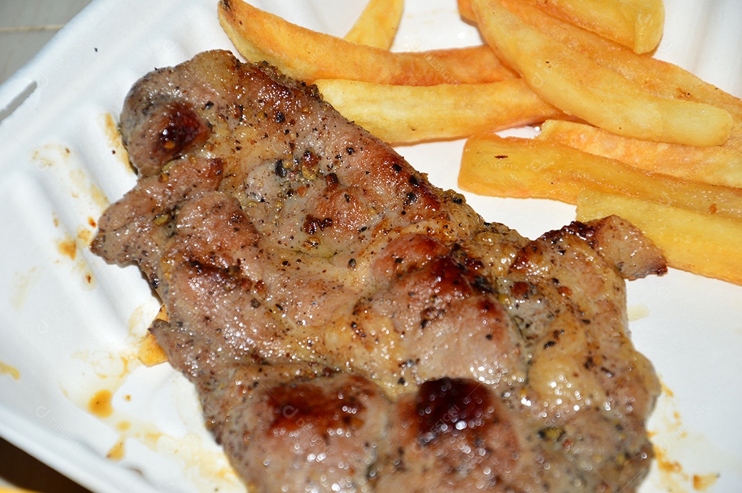Delicioso bife grelhado com batatas fritas