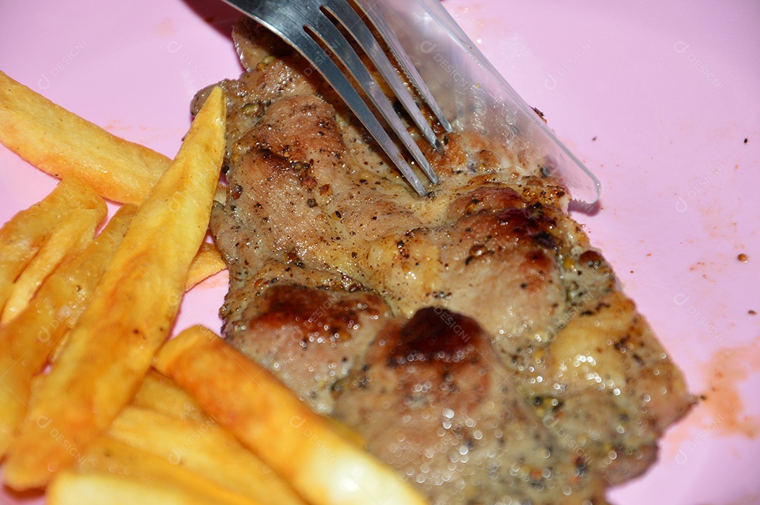 Delicioso bife grelhado com batatas fritas