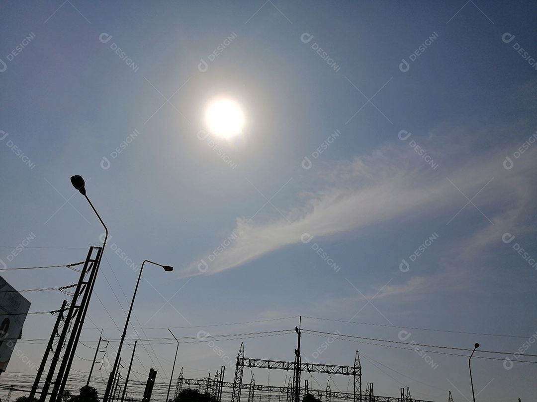 Céu azul com nuvens brancas