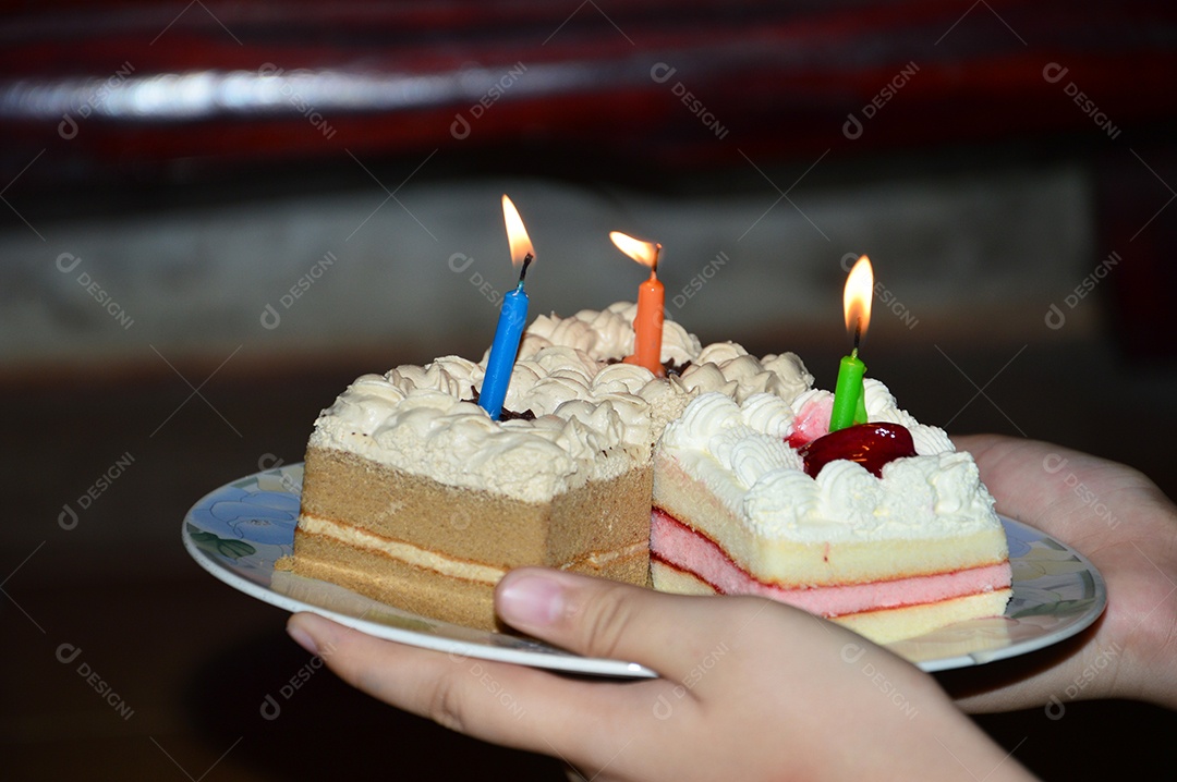 Bolo de aniversário com velas em cima