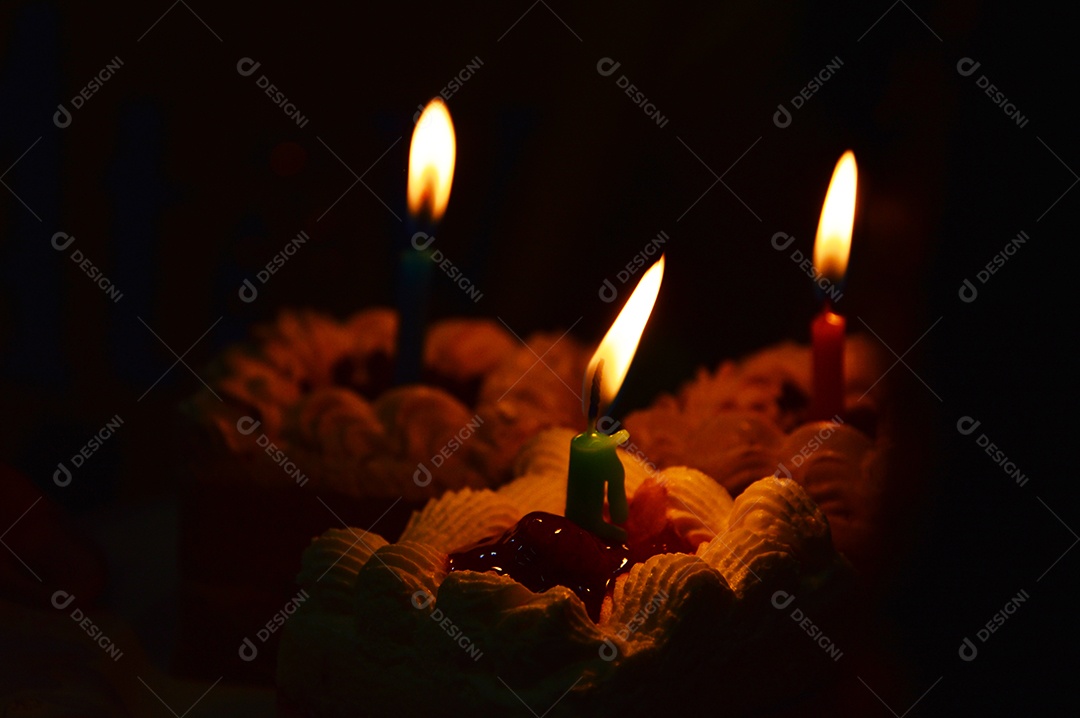 Bolo de aniversário com velas em cima