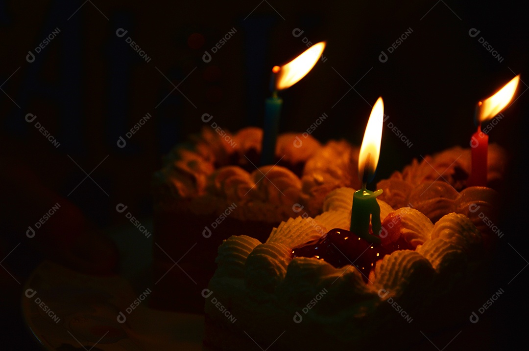Bolo de aniversário com velas em cima