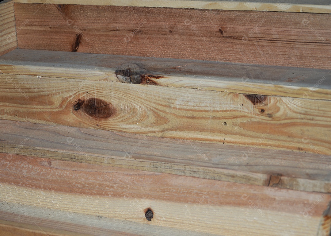 Escada com degraus de madeira