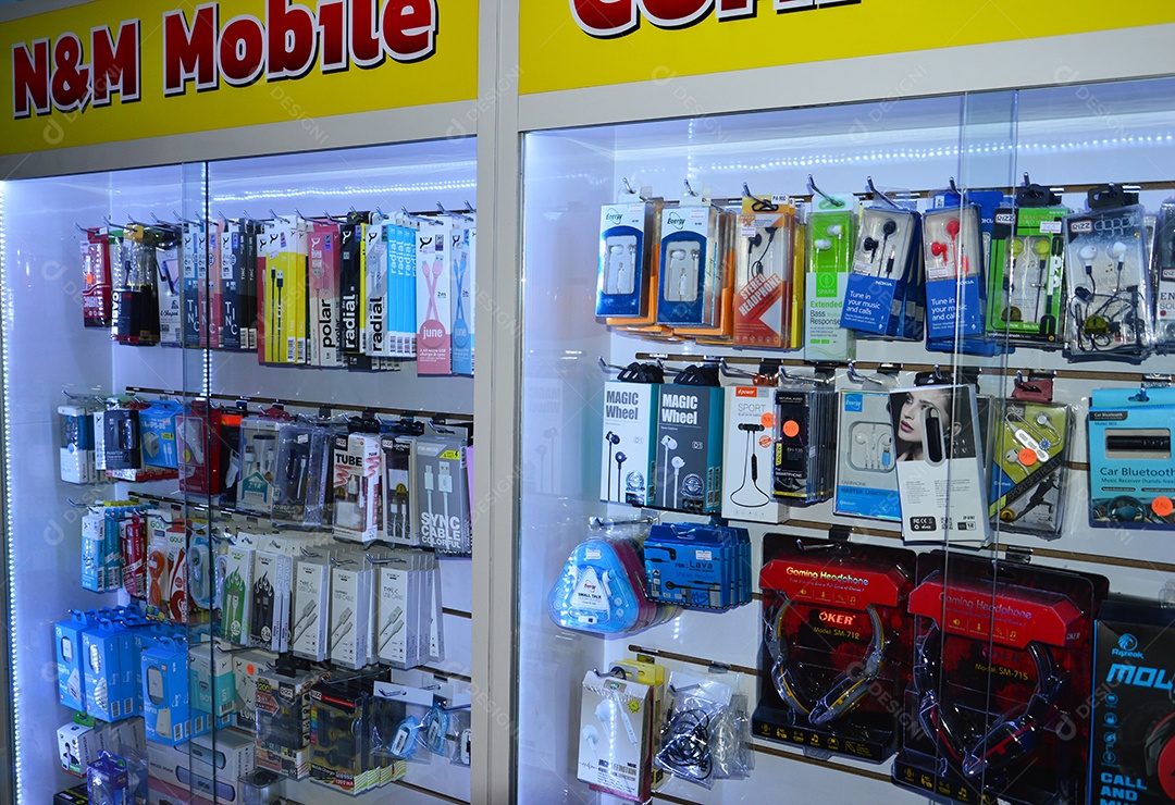 Prateleiras com mouses e controle de vídeo game