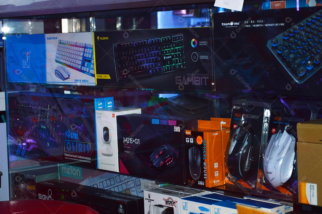 Prateleiras com mouses e controle de vídeo game