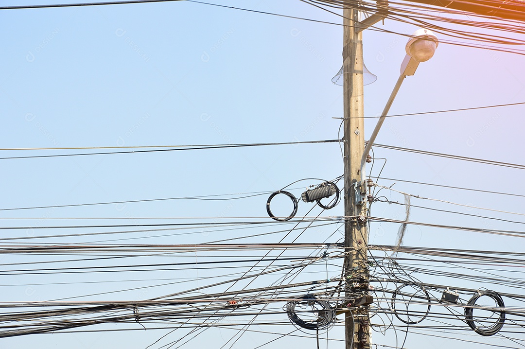 Poste com fiação elétrica