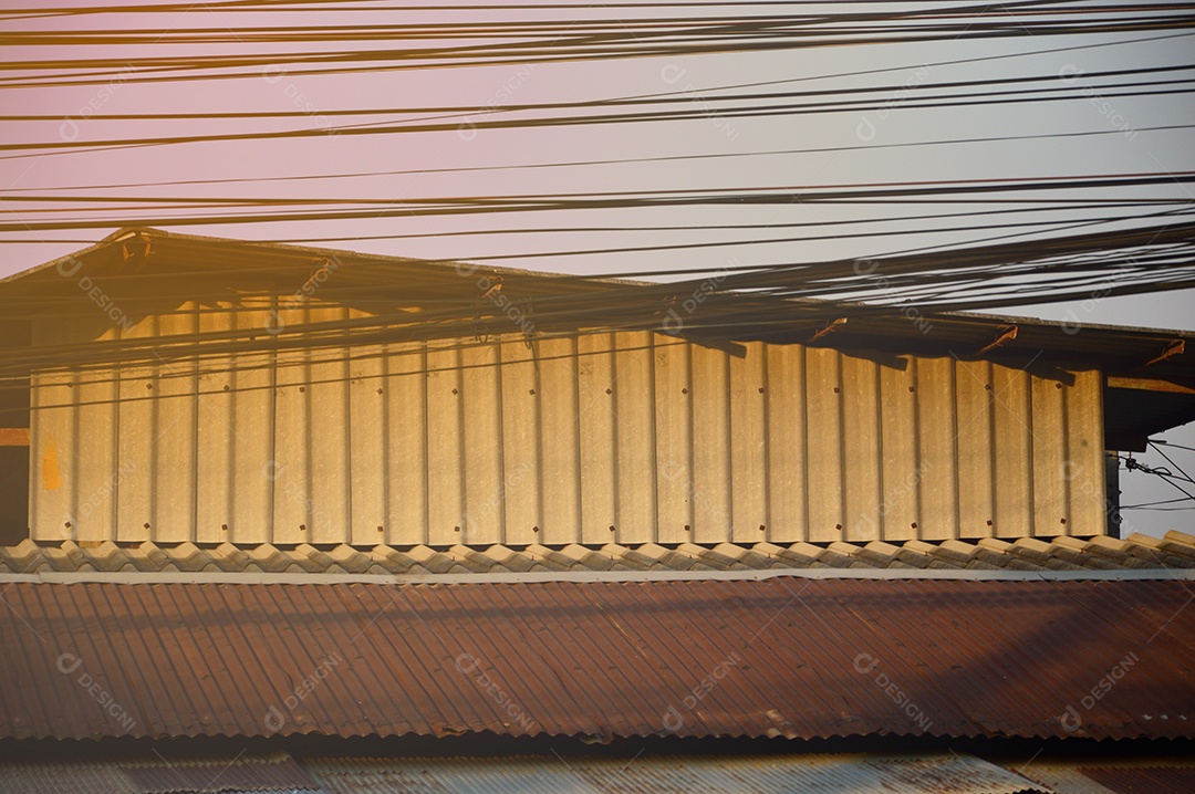 Telhado de uma casa com fiação elétrica