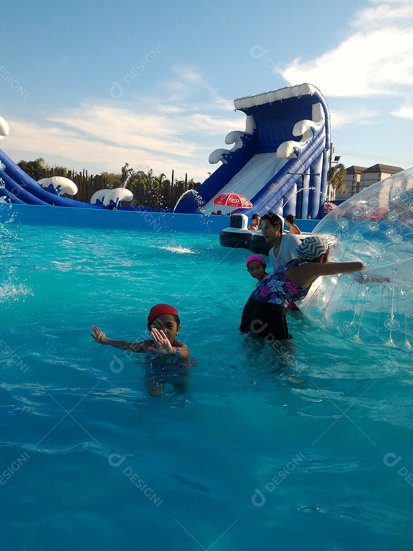 Crianças se divertindo na piscina