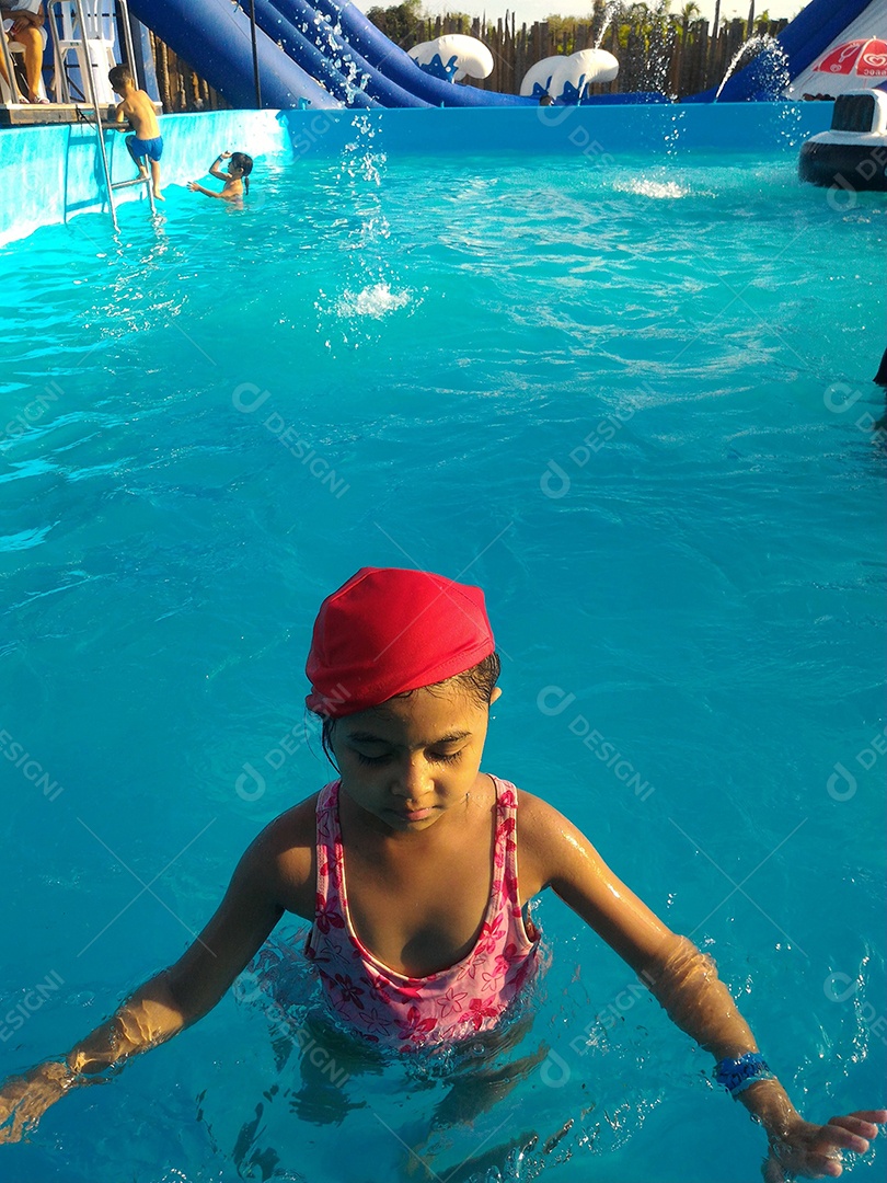 Crianças se divertindo na piscina