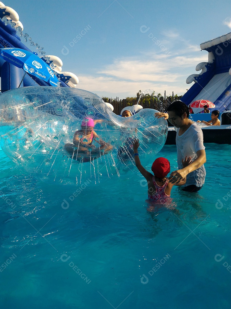Crianças se divertindo na piscina