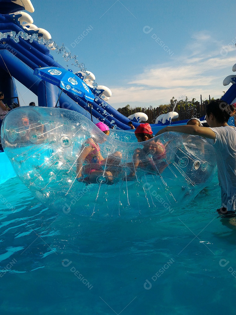 Crianças se divertindo na piscina