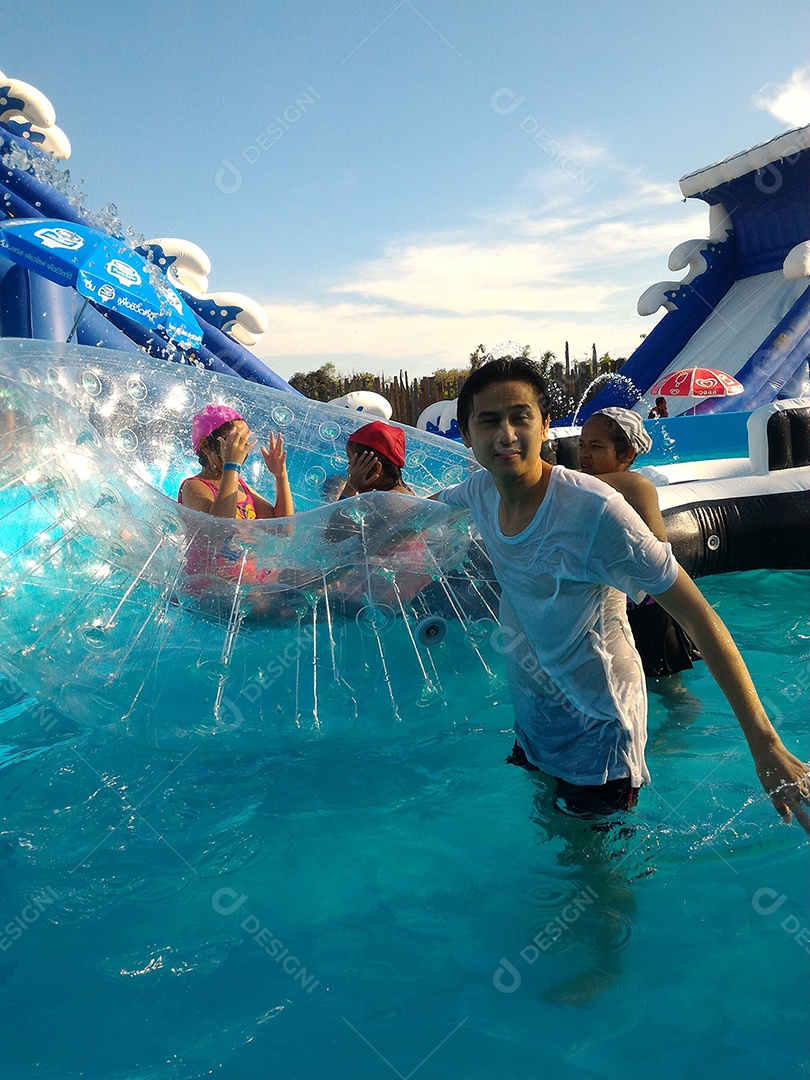 Crianças se divertindo na piscina