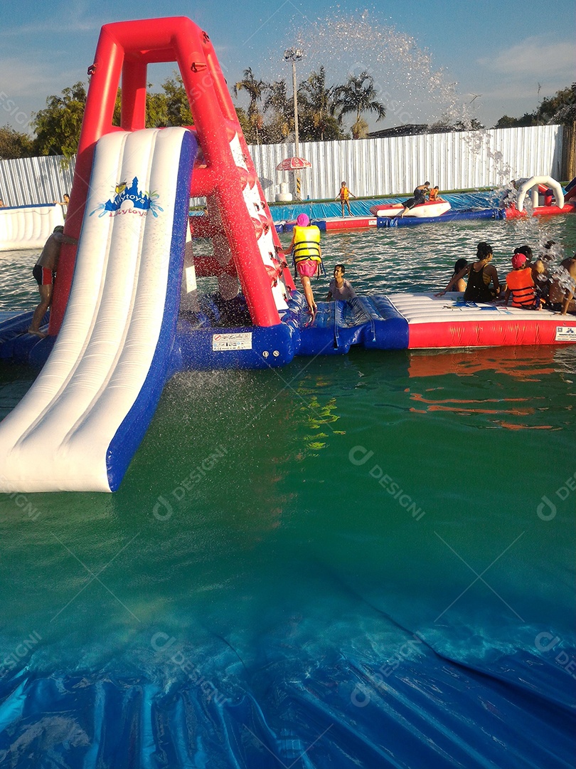 Crianças se divertindo na piscina