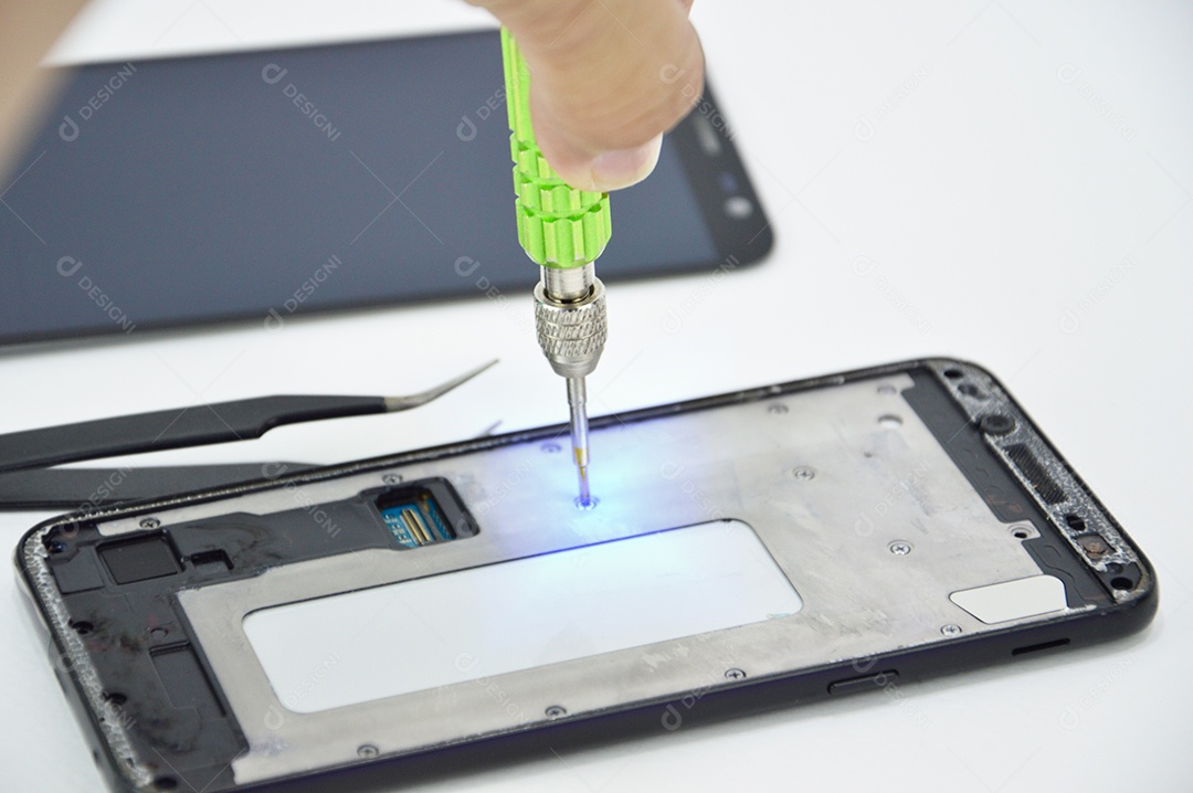 Técnico consertando celular