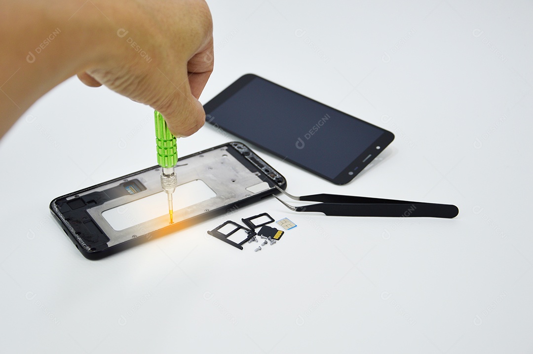 Técnico consertando celular