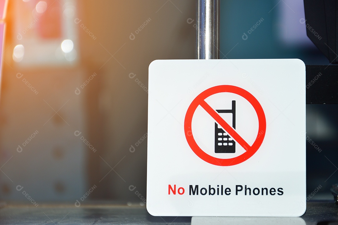 Placa proibindo uso de celular