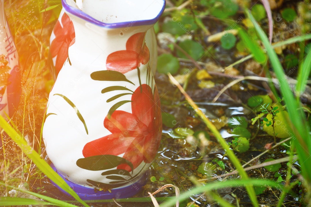 Lindo vaso de porcelana sobre gramado