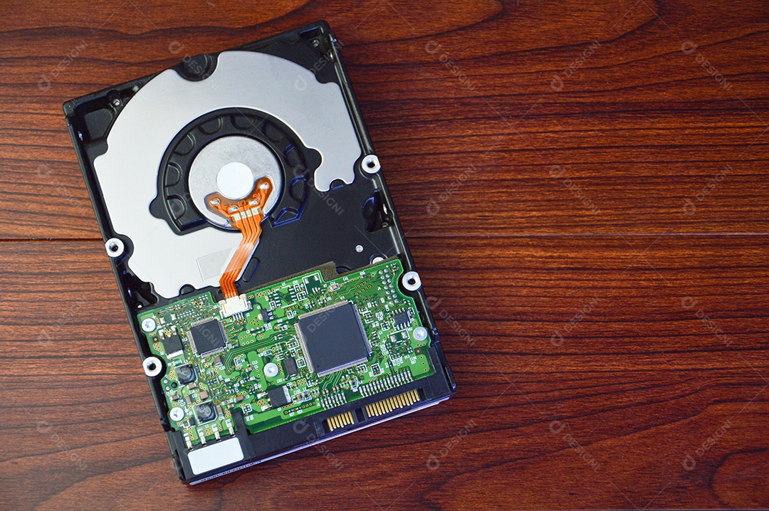Peça de disco rígido sobre mesa de madeira