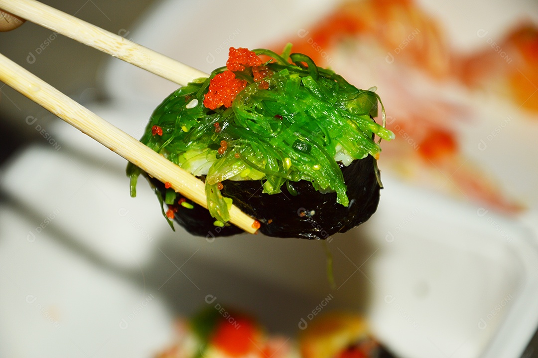Sushi com algas marinhas