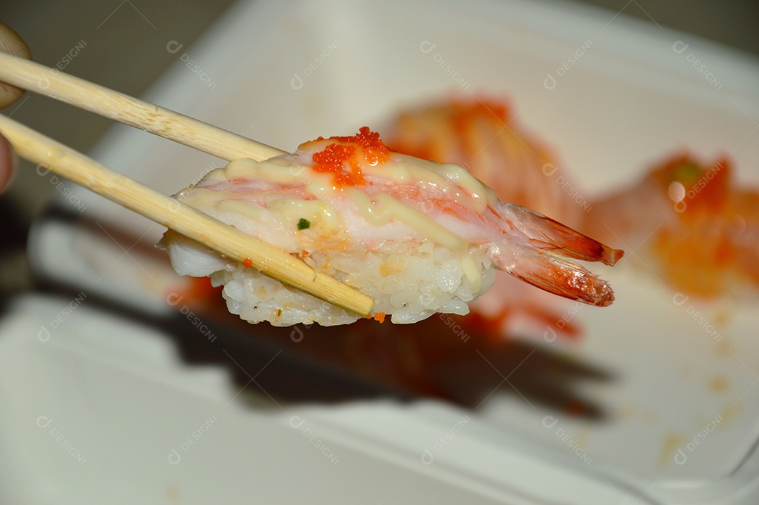 Sushi de camarão comida japonesa
