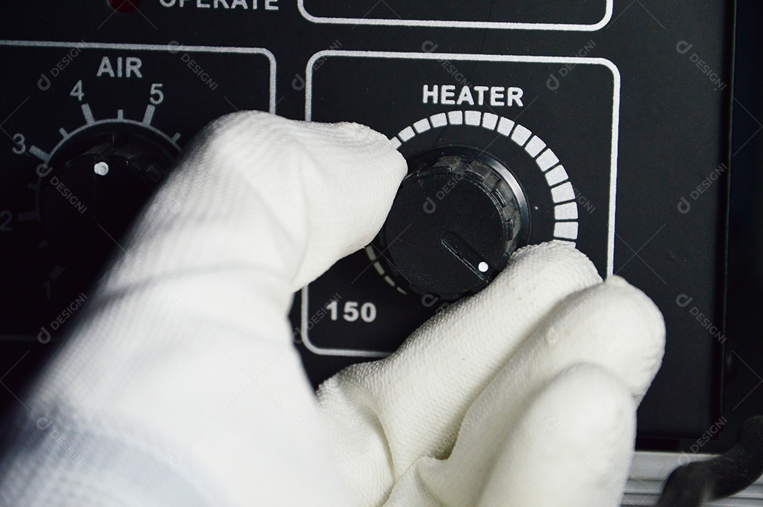 Mão com luva branca ajustando volume do rádio