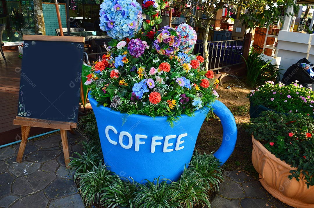 Xícara azul com flores