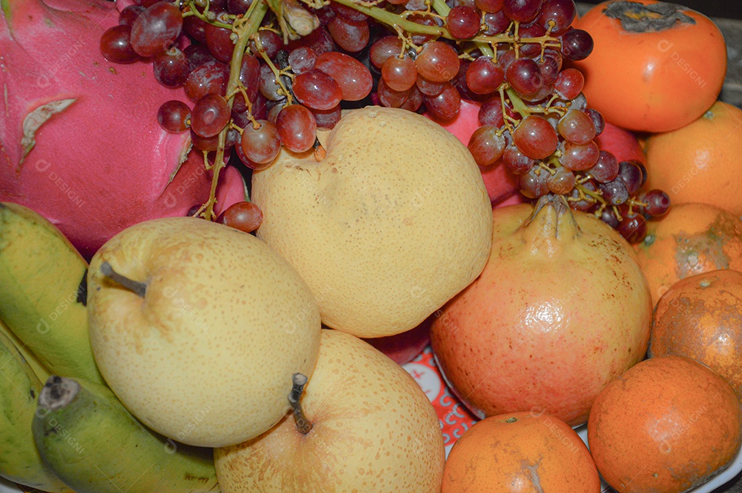 Cesta com deliciosas frutas