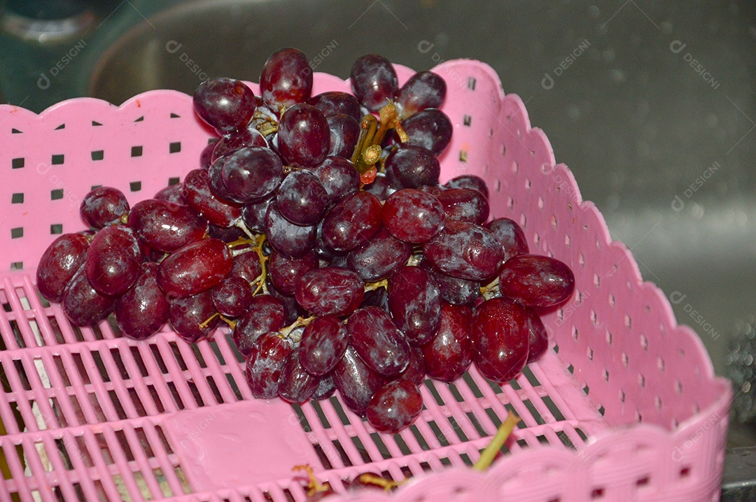 Cesta com uvas maduras