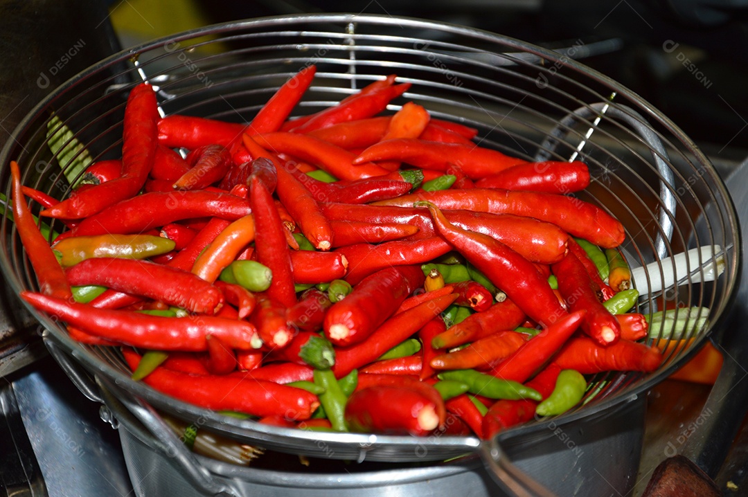 Pimentas vermelhas sobre cesta