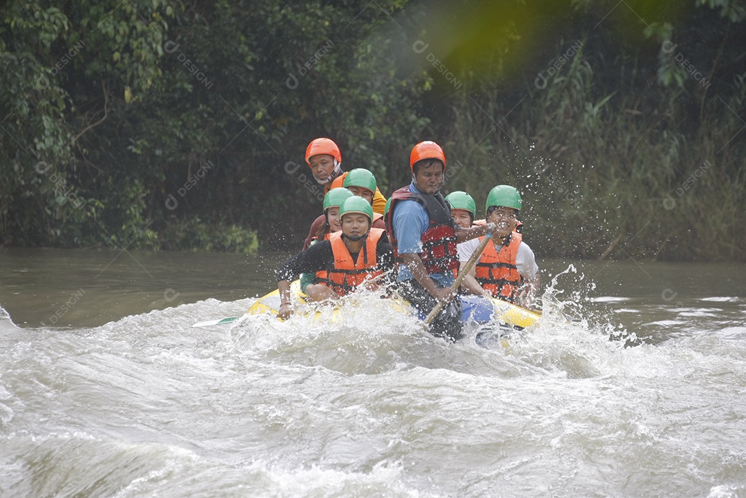 Pessoas andando com barco de boia no rio