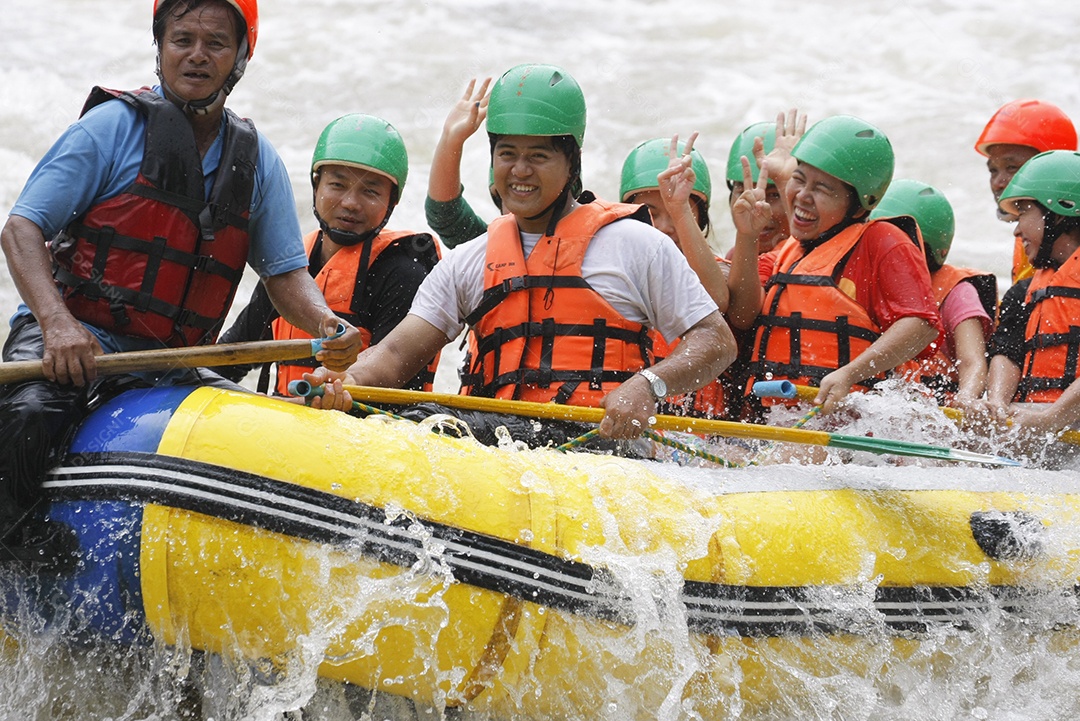Pessoas andando com barco de boia no rio