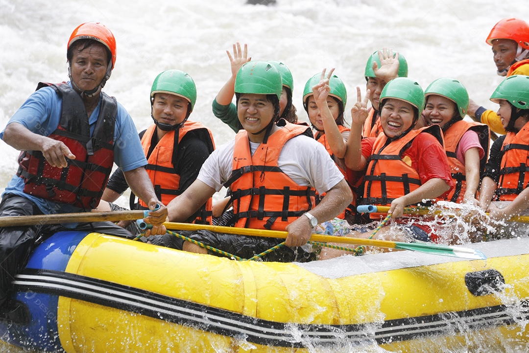 Pessoas andando com barco de boia no rio