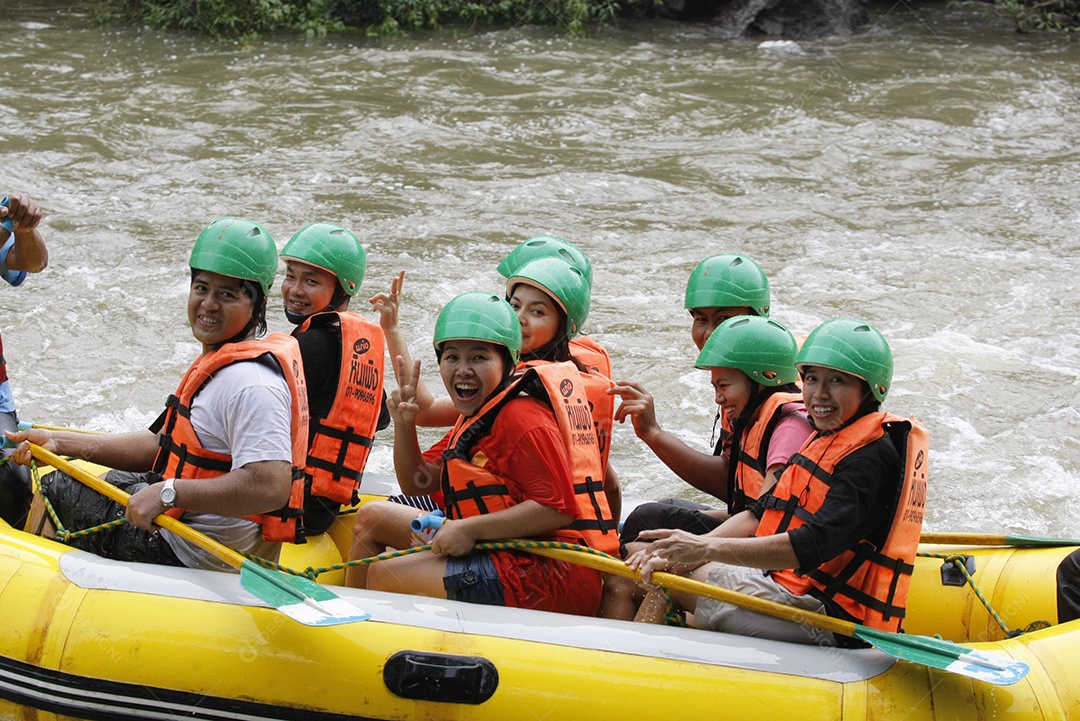 Pessoas andando com barco de boia no rio