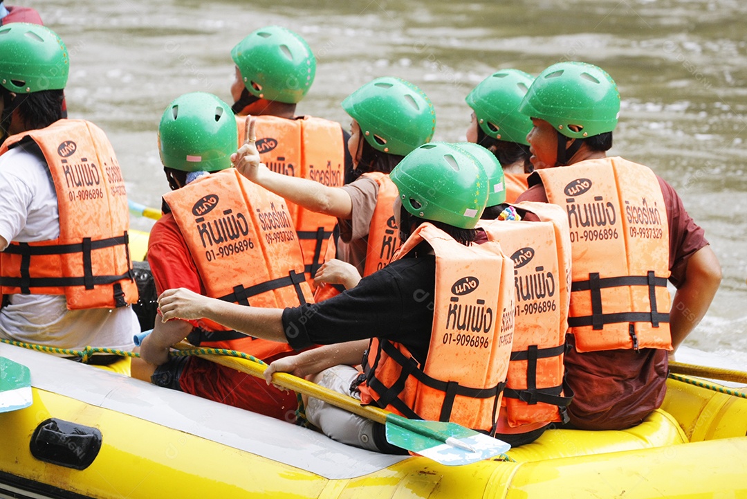 Pessoas andando com barco de boia no rio