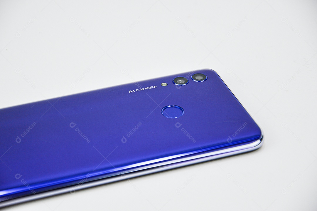 Celular azul sobre fundo branco