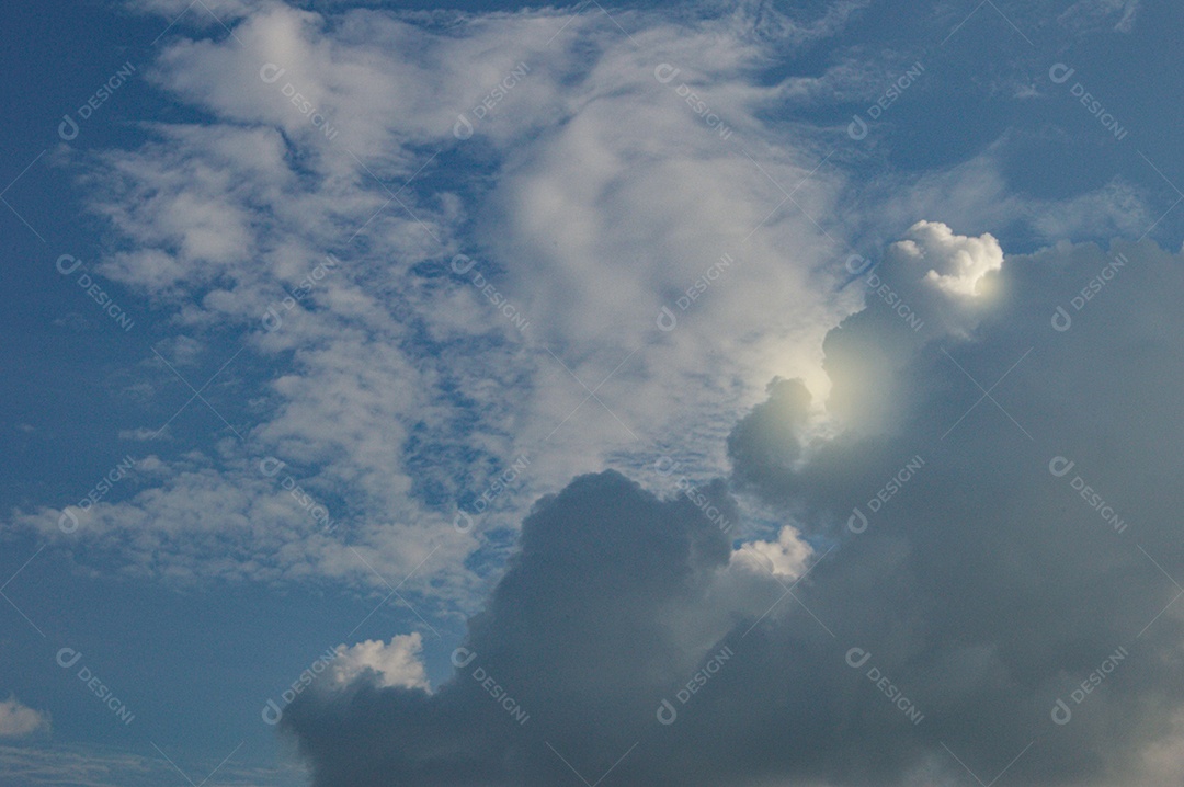 Céu azul e nuvens brancas em um dia claro.