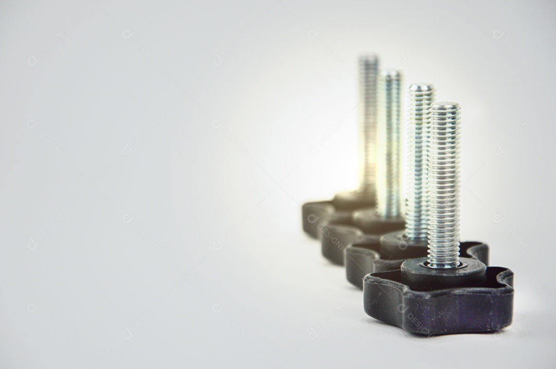 Parafusos isolados em fundo branco