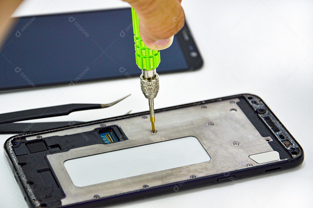 Técnico consertando celular