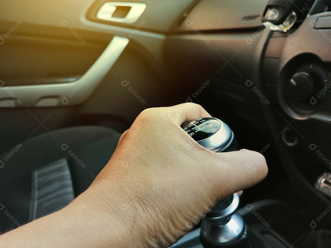 Mão no câmbio do carro