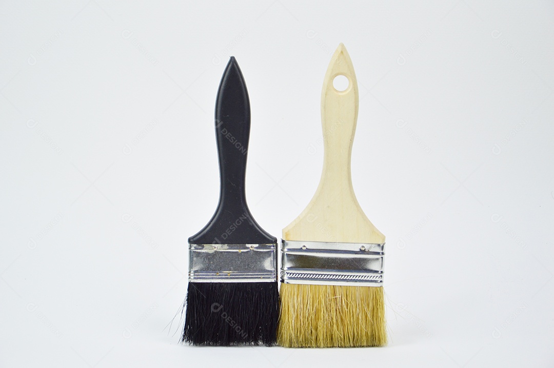 Dois pinceis de tinta em fundo branco