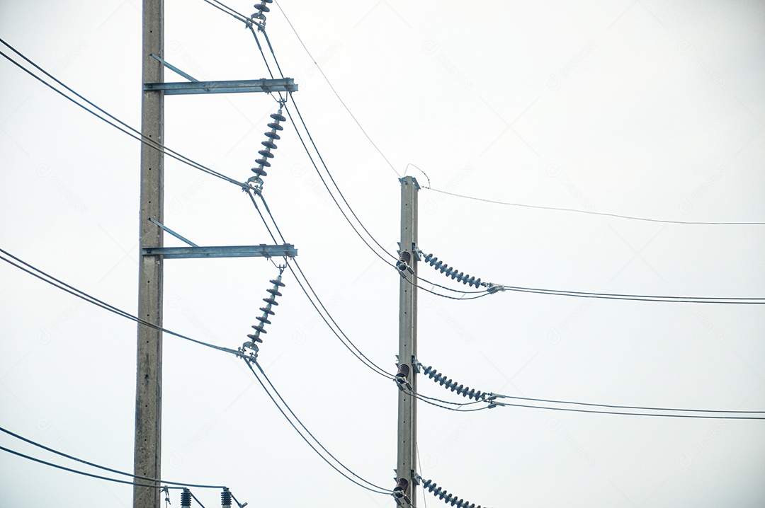 Poste com fiação elétrica